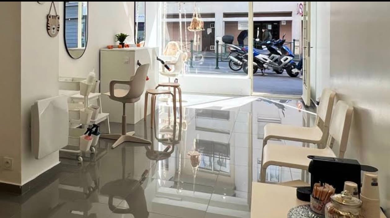 L’intérieur du centre d’Annemasse : un fauteuil de soin, des peluches suspendues au macramé, le coin café et la vitrine ouverte sur la rue.
